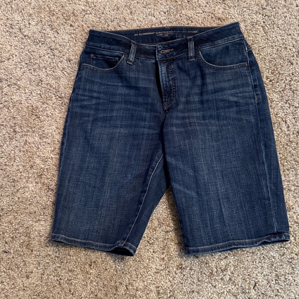 Women's blue denim SO SLIMMING GF SLIM LEG Short - Chico's size 00/U.S.2
NWOT